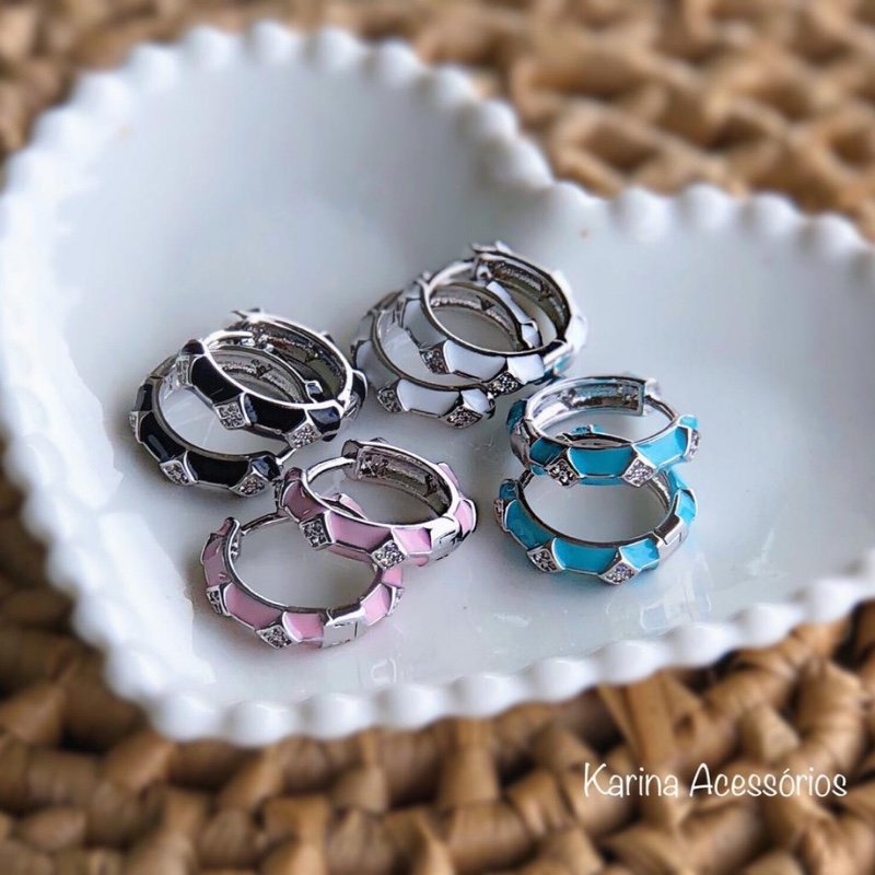 Argola Esmaltada com detalhe losangos cor Azul