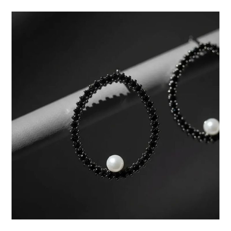 Brinco Oval Zirconias Negras Com Perola