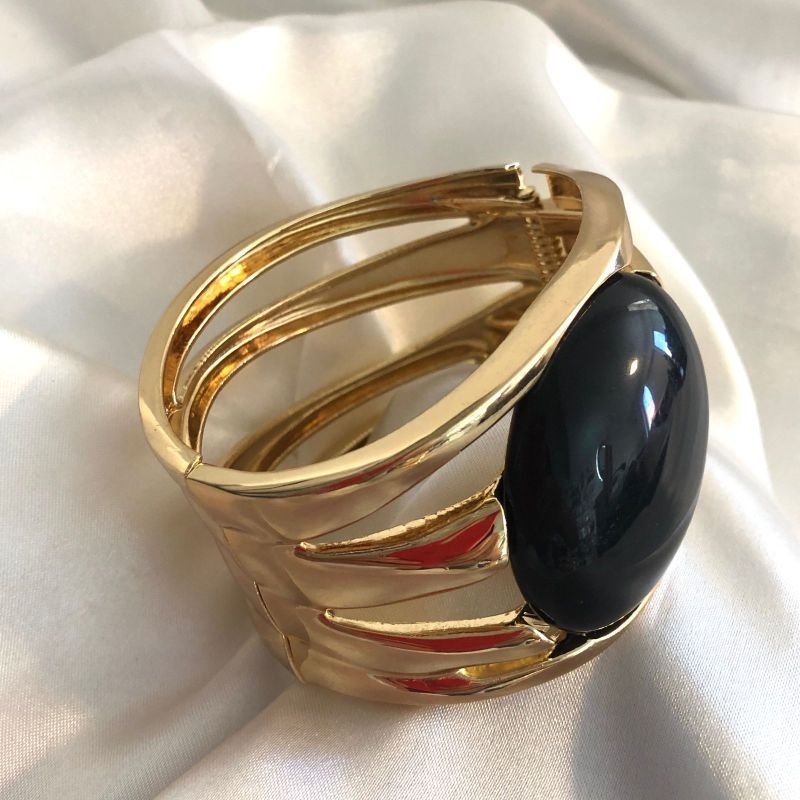 Bracelete Recortes Com Pedra Preta