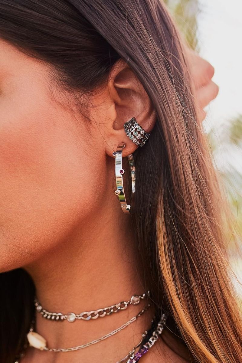 Brinco argola com pontos de zircônia colorida folheado a ródio