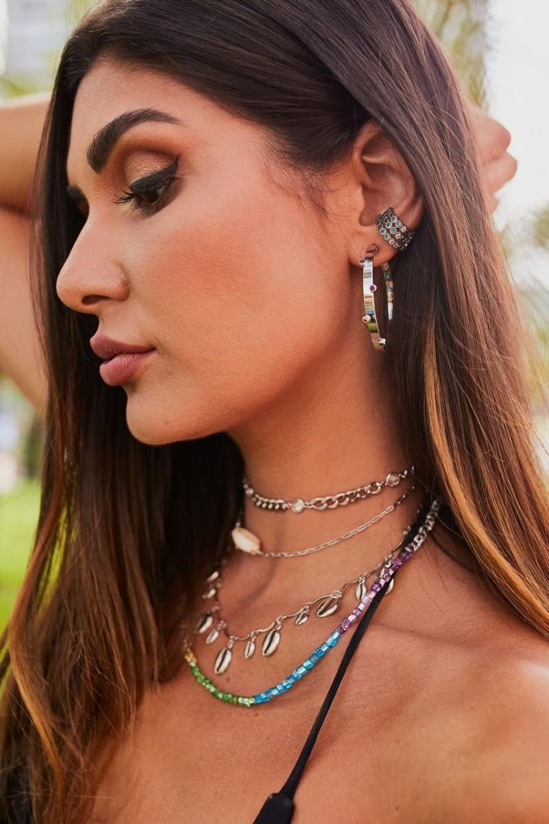 Brinco argola com pontos de zircônia colorida folheado a ródio