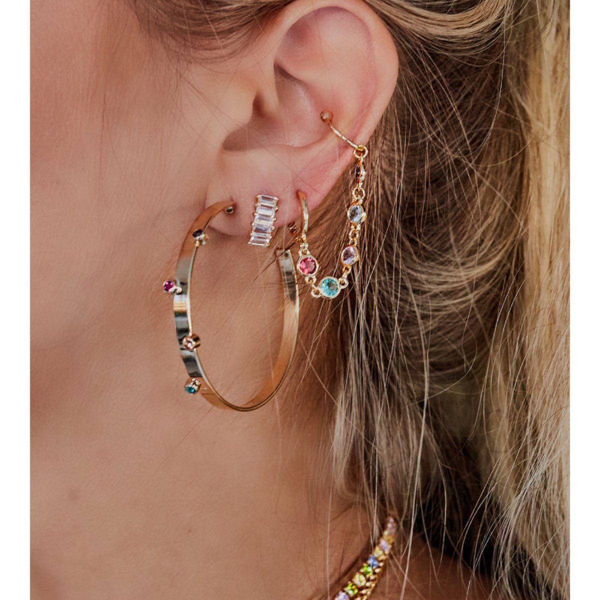 Brinco argola com pontos de zircônia colorida folheado ouro