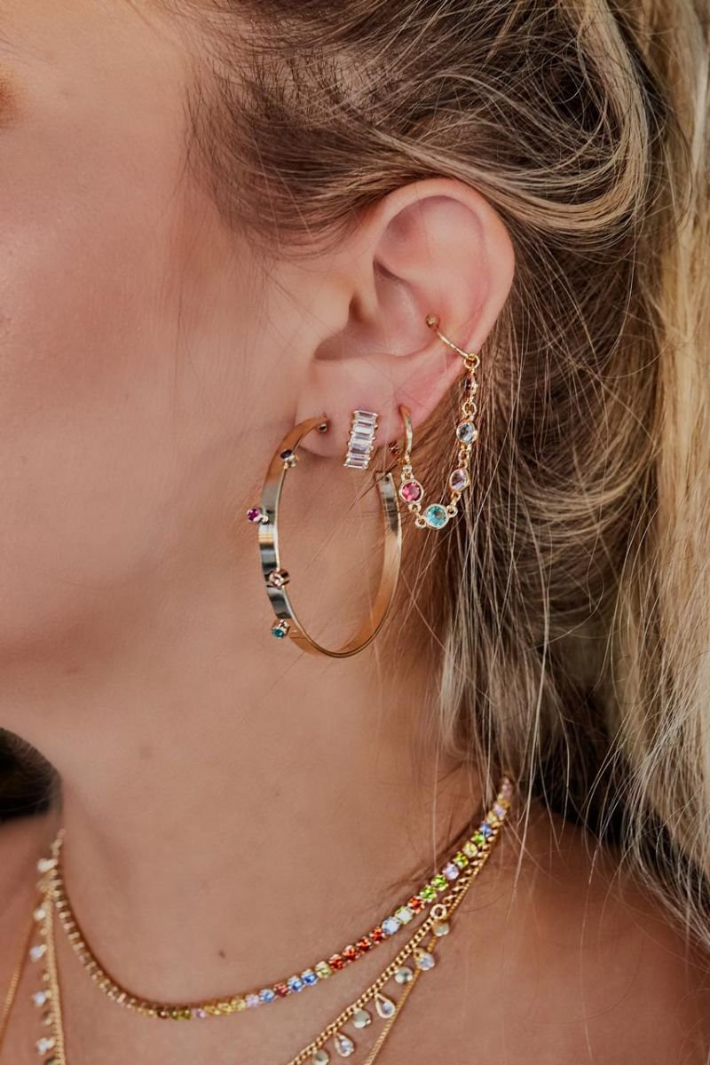 Brinco argola com pontos de zircônia colorida folheado ouro