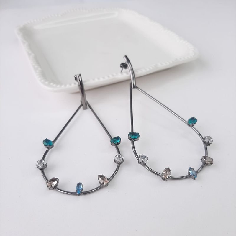 Brinco Aro Gota com Pedras Verde Banhado a Ródio negro