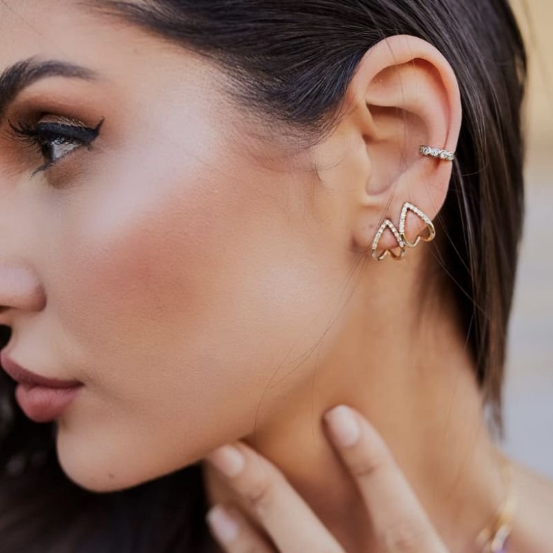 Brinco com formato de gota vazada e detalhes de zircônia folheado em ródio branco