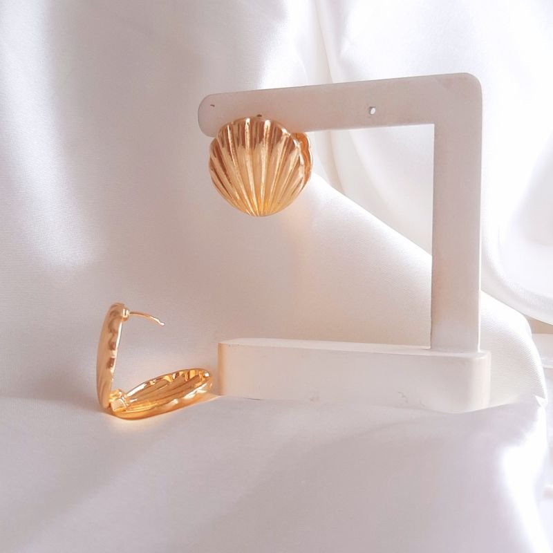 Brinco Concha Pequena Dourada