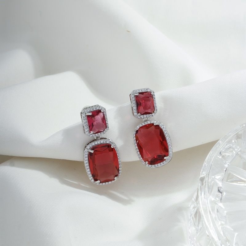 Brinco Cristal cor Vermelho Rubi Prateado