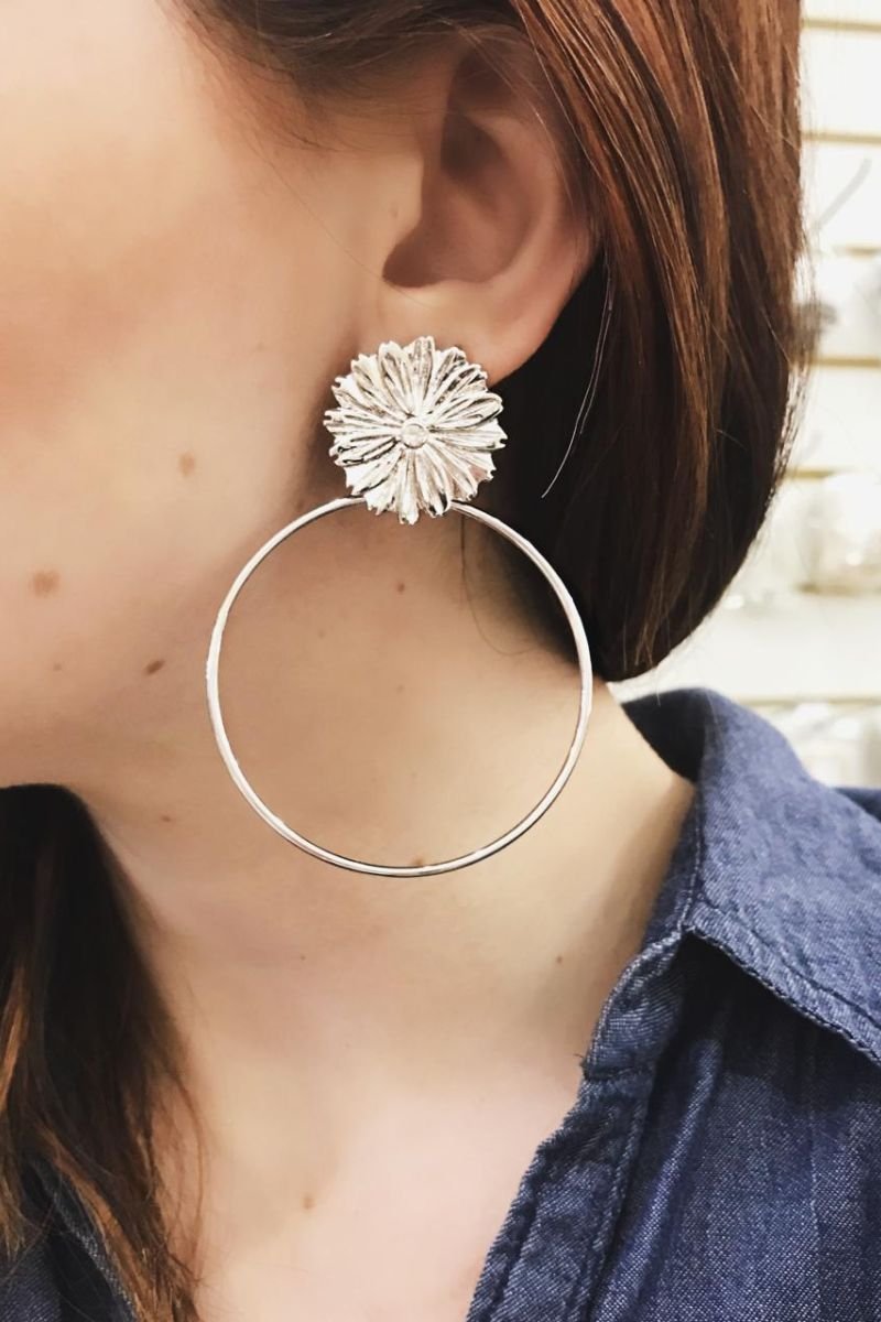 Brinco de argola com uma flor com ponto de luz de zircônia