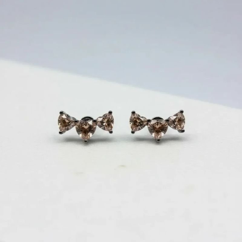 Brinco ear cuff 3 corações de pedras Fumê