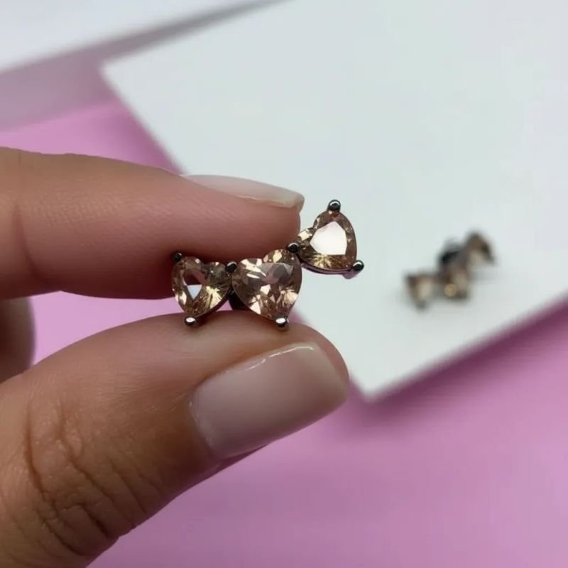 Brinco ear cuff 3 corações de pedras Fumê