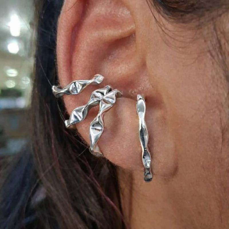 Brinco ear hook com design ondulado Juliette folheado em ródio branco