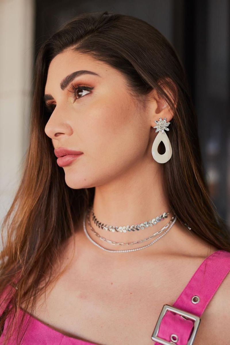 Brinco Flor metal prateado e pintuta de resina na cor Off White