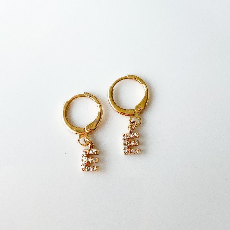 Brinco Mini Argola Letra E semijoia Dourado