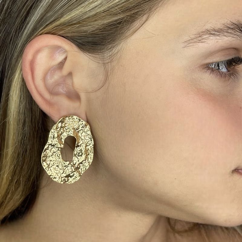 Brinco orgânico metal martelado dourado