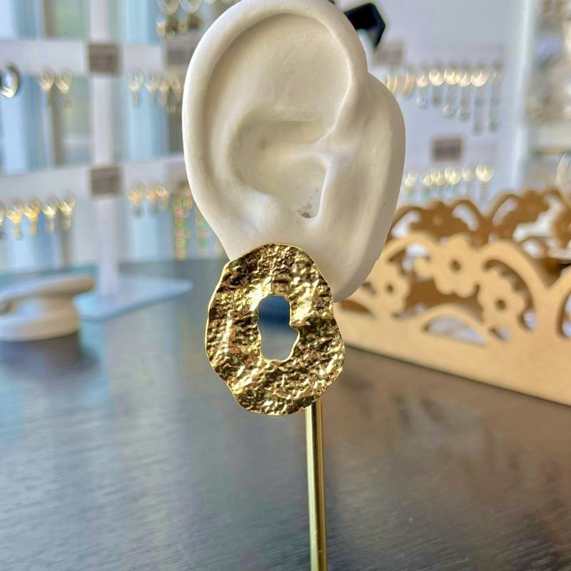 Brinco orgânico metal martelado dourado