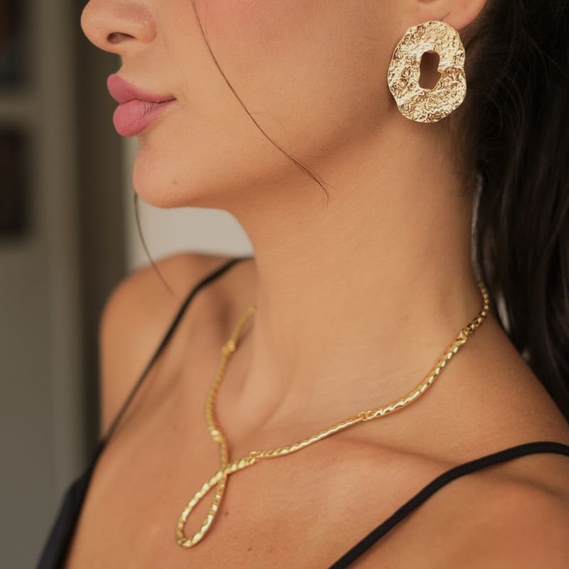 Brinco orgânico metal martelado dourado