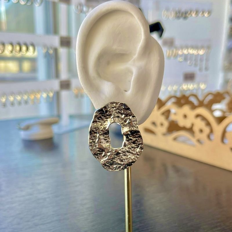 Brinco orgânico metal martelado Prateado