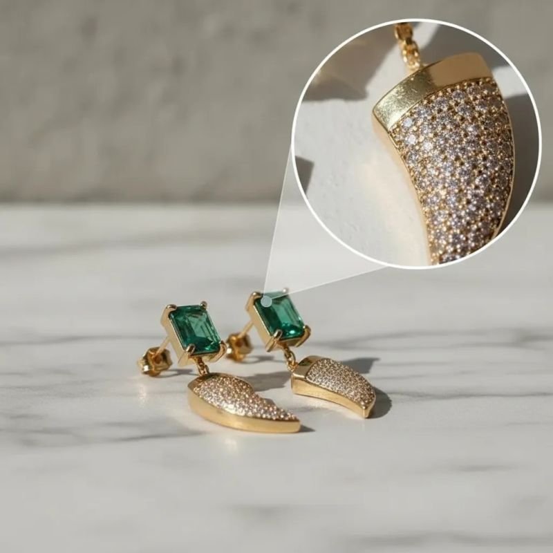 Brinco Quadrado Com Dente Cravejado Folheado A Ouro