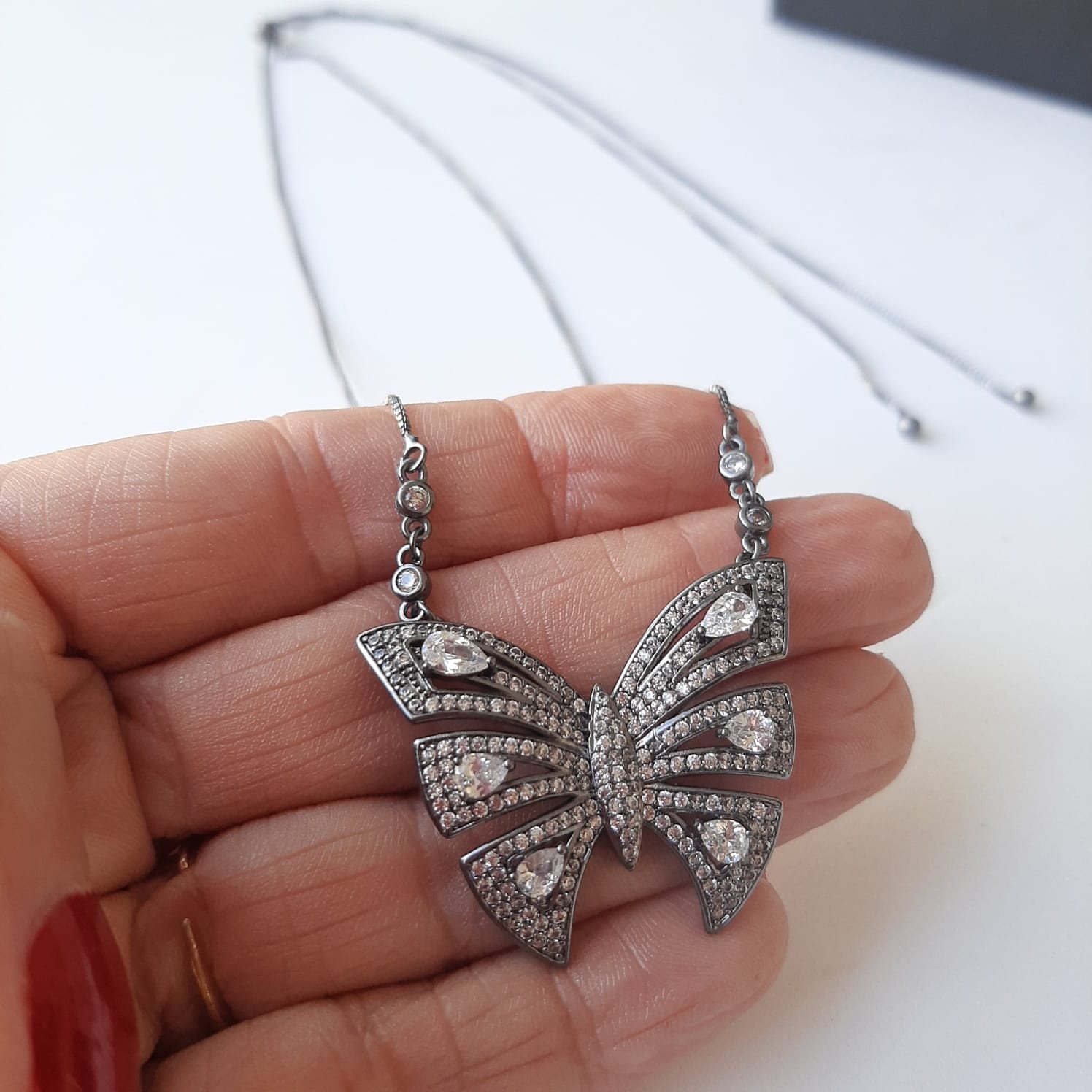 Colar Borboletão Cravejado Folheado Ródio Negro