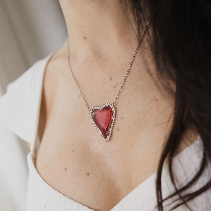 Colar Coração De Pedra Vermelho Rubi Banhado A Ródio