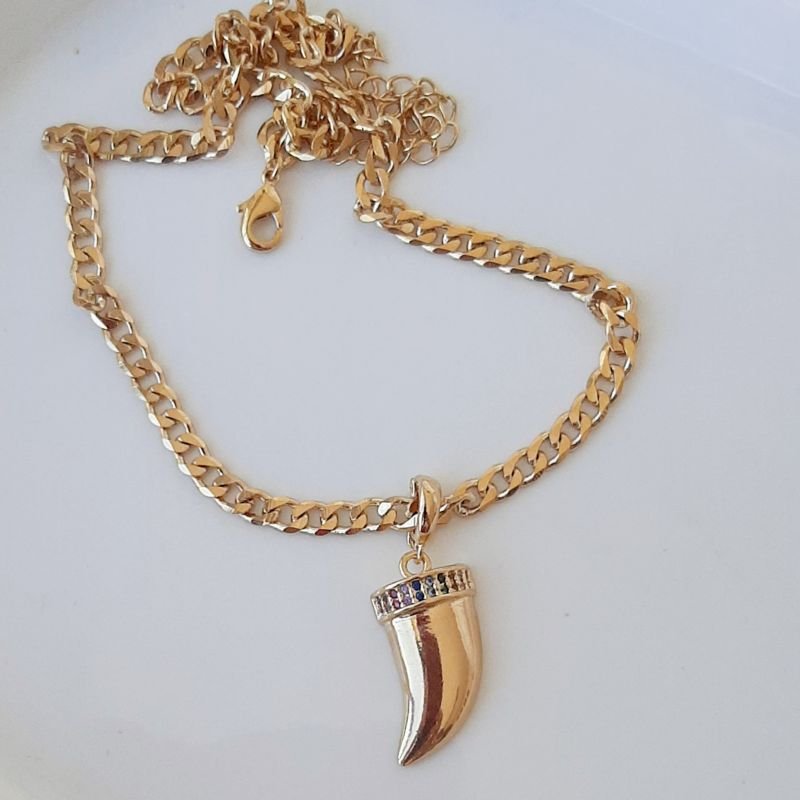 Colar com Pingente Dente de Sabre Dourado