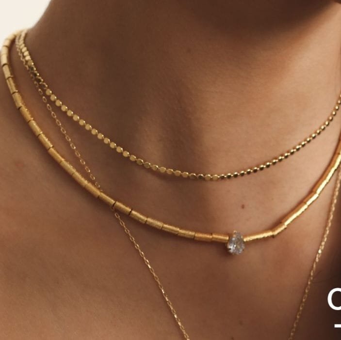 Colar de Canutilho de Metal com Pingente Gota Cristal