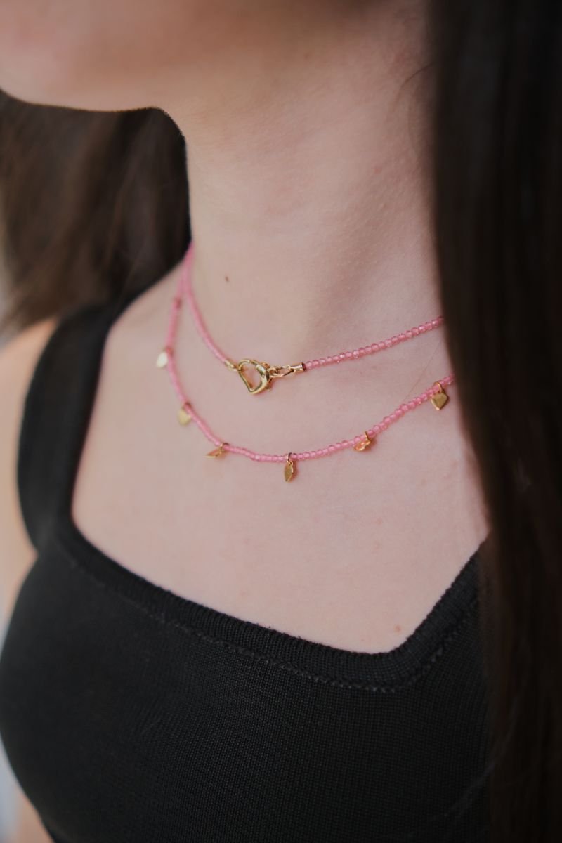 Colar de Cristal Espinelio Mini Corações Cor Rosa