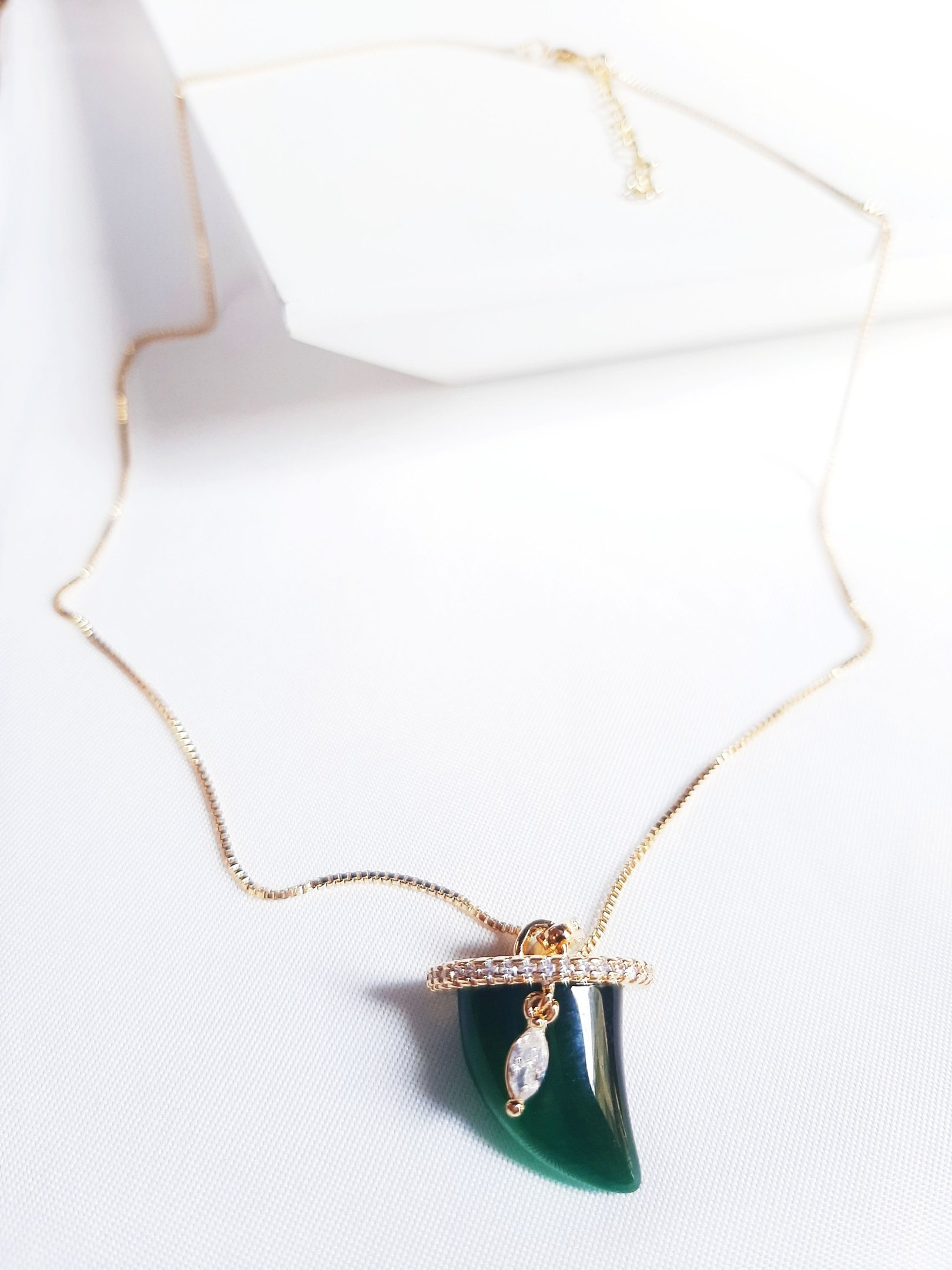 Colar Dente Pedra Verde Premium Folheado A Ouro