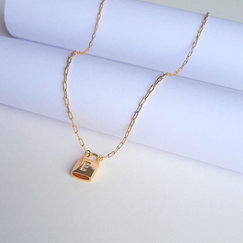 Colar Letra Cadeado E