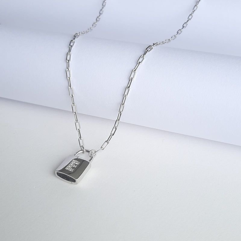 Colar Letra Cadeado E