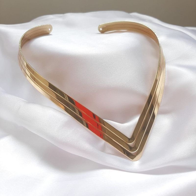 Colar V metal Dourado