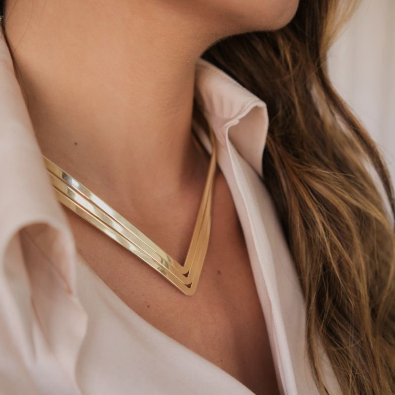 Colar V metal Dourado