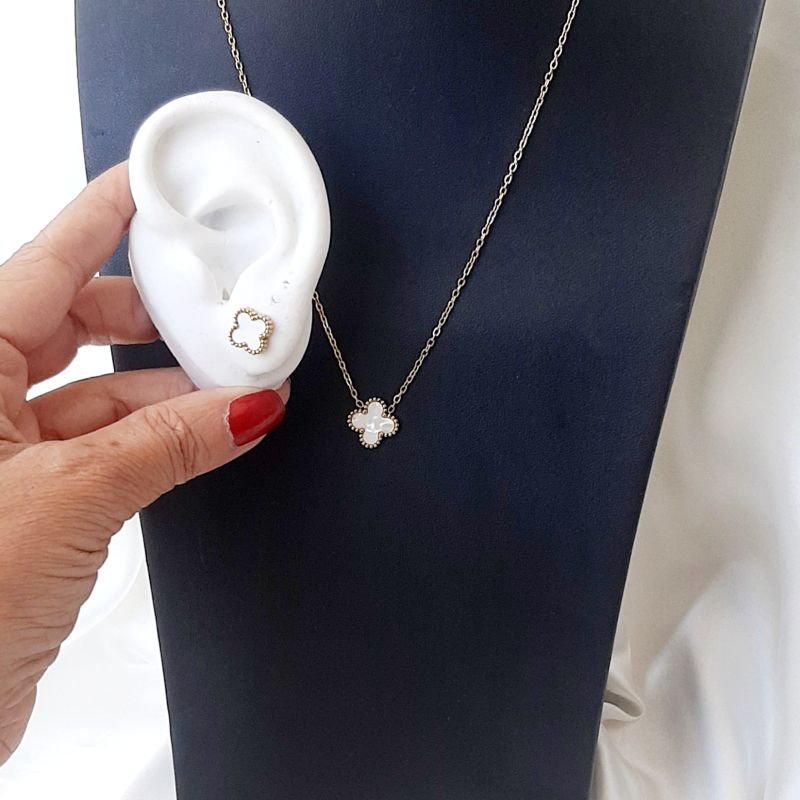 Conjunto Colar e Brinco Trevo Branco Dourado Aço