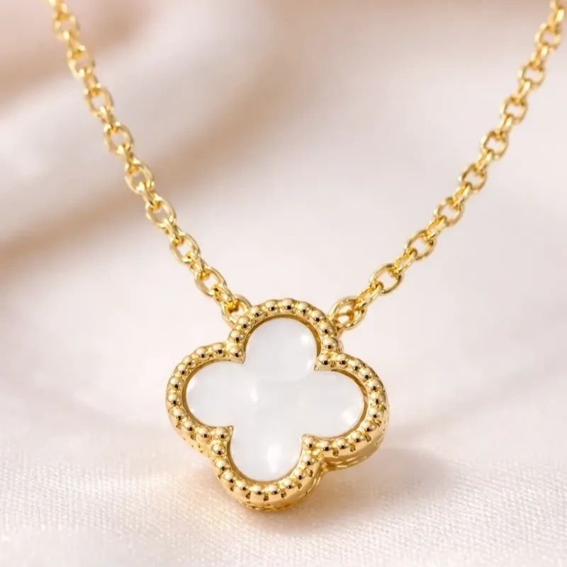 Conjunto Colar e Brinco Trevo Branco Dourado Aço