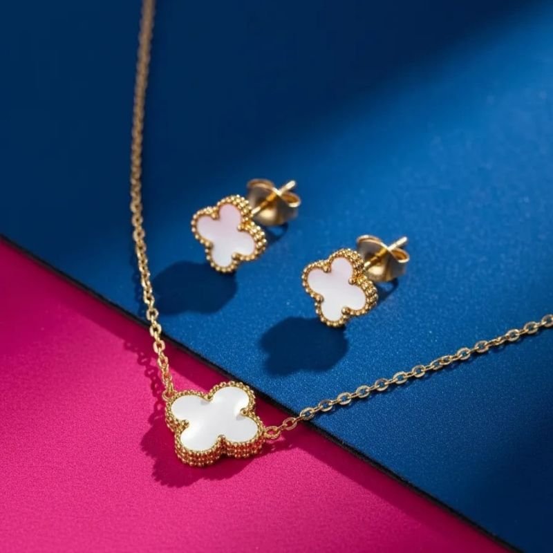 Conjunto Colar e Brinco Trevo Branco Dourado Aço