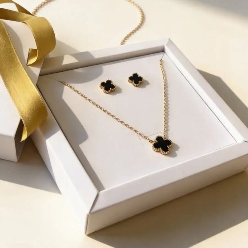 Conjunto Colar e Brinco Trevo Preta Dourado Aço