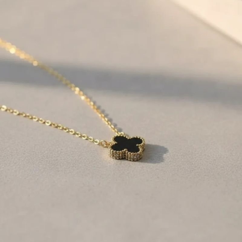 Conjunto Colar e Brinco Trevo Preta Dourado Aço
