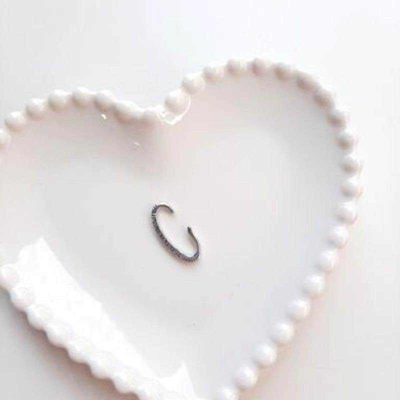 Piercing Fake Oval Fino Frente Cravejada Prateado