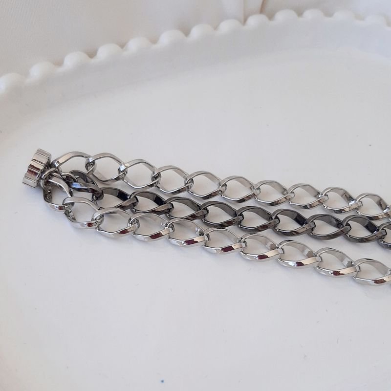 Pulseira Corrente Elos Prateada Com Uma Carreira Preta