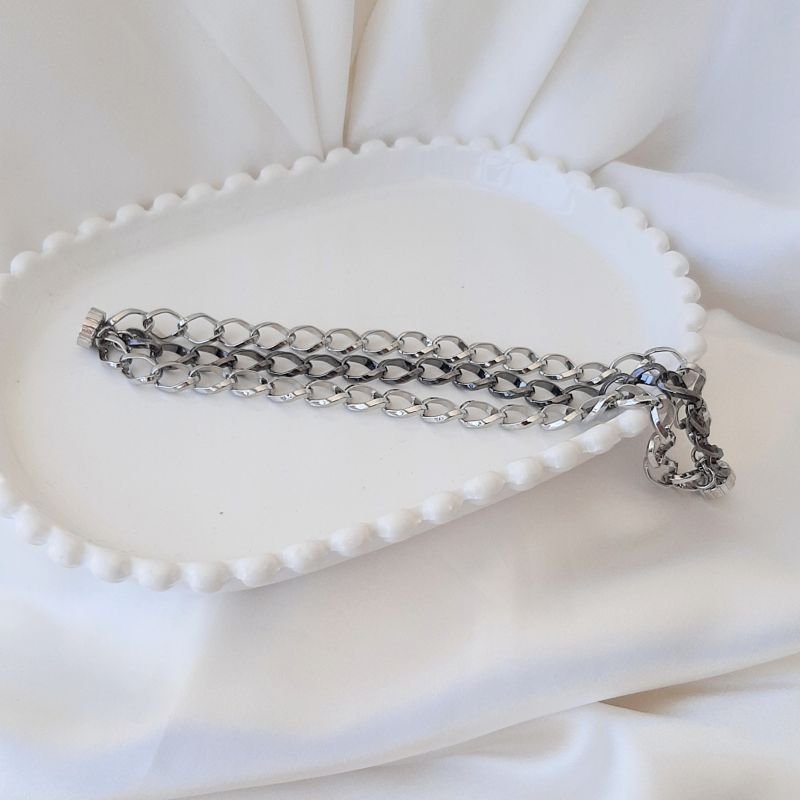 Pulseira Corrente Elos Prateada Com Uma Carreira Preta
