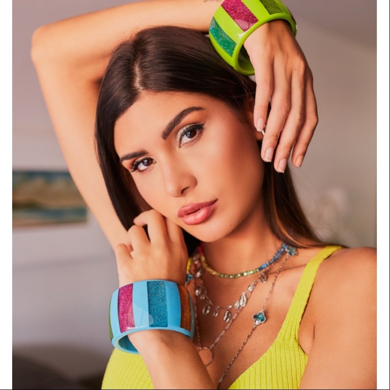 Pulseira de Resina Azul com Listras Coloridas