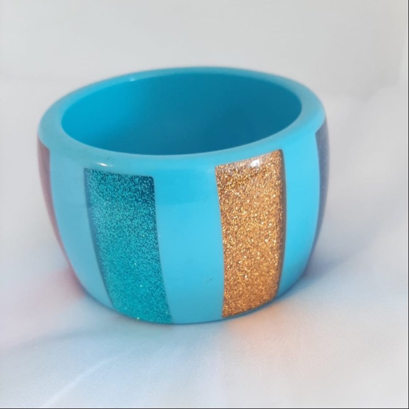 Pulseira de Resina Azul com Listras Coloridas
