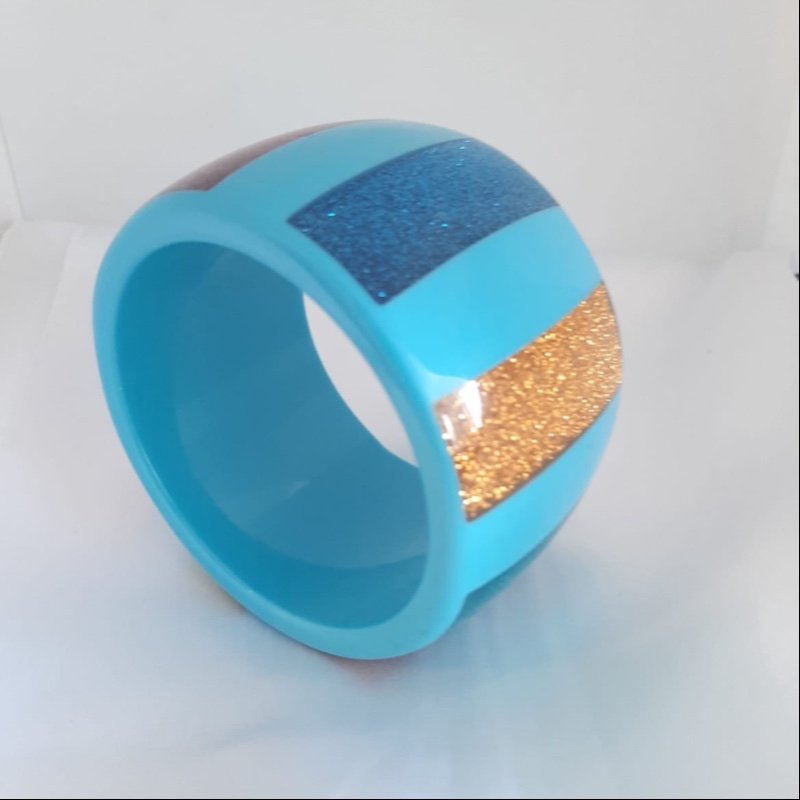 Pulseira de Resina Azul com Listras Coloridas