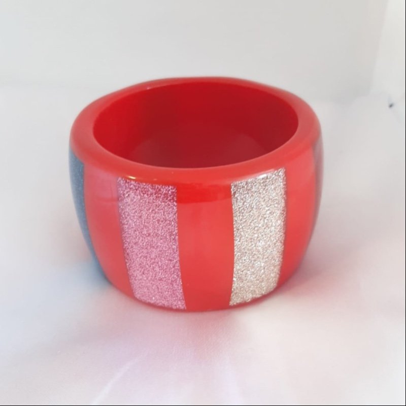 Pulseira de Resina Vermelha com Listras Coloridas