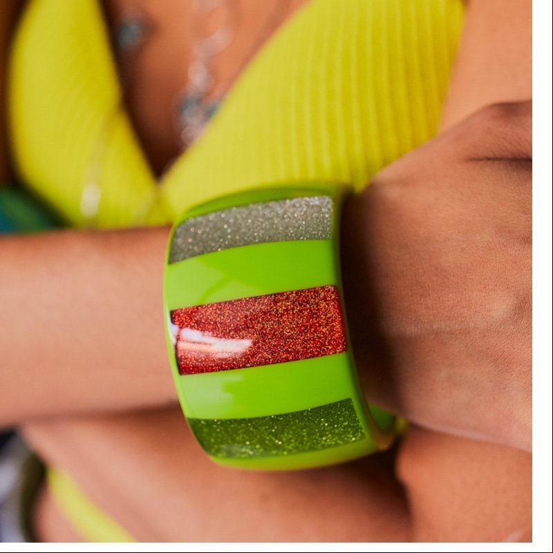 Pulseira de Resina Vermelha com Listras Coloridas